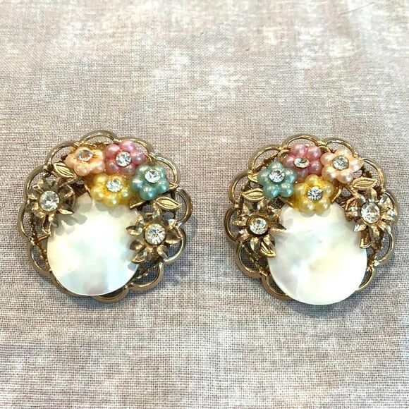 Vintage Jewelry - Gorgeous Mother of Pearl earrings, Vintage clip on